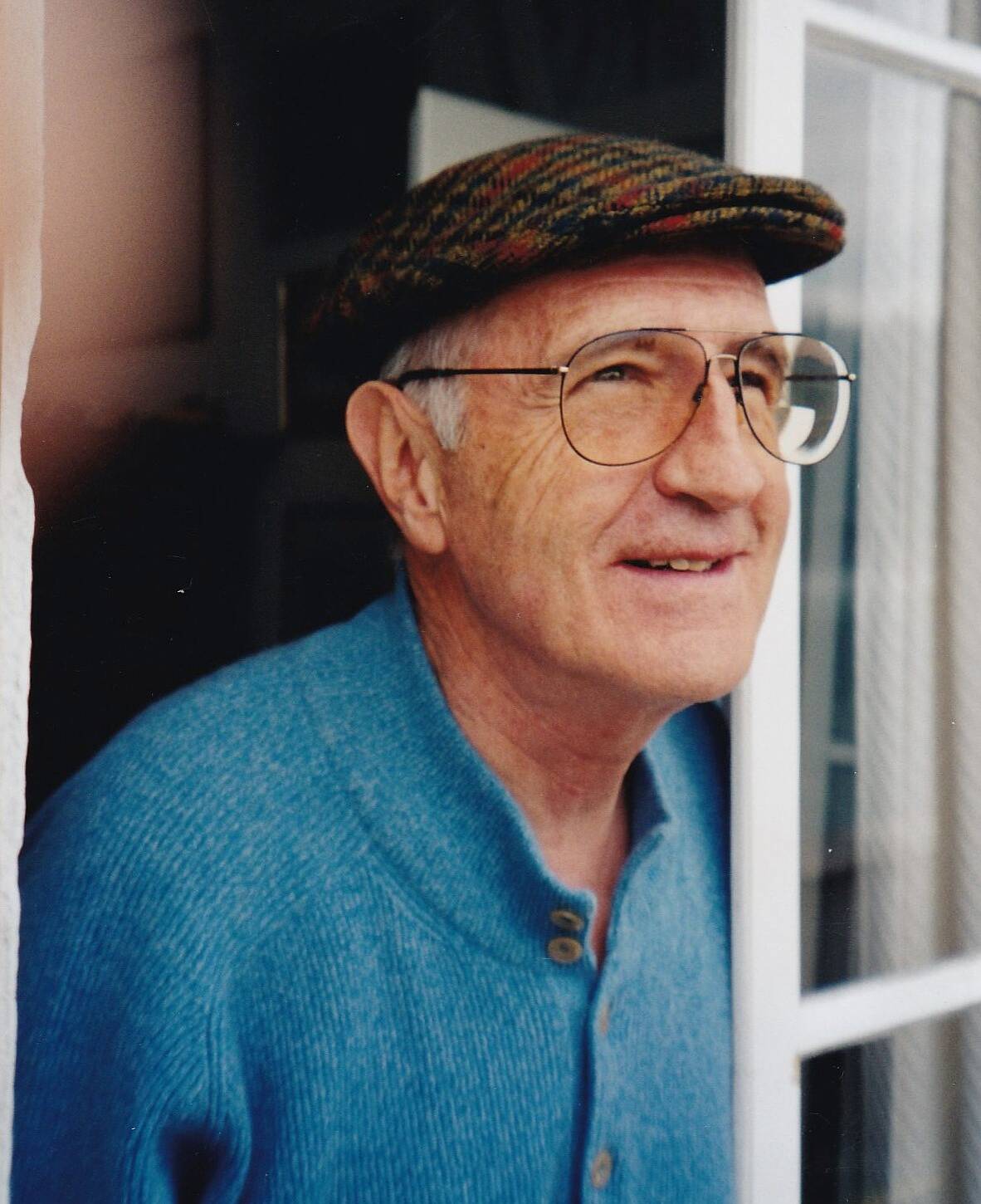 Victor Rolff in späten Jahren schaut aus dem Fenster